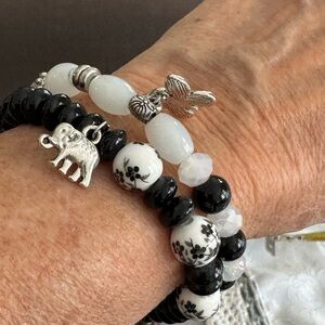 🎉 5 for 25.00 Set of two stretch bracelets